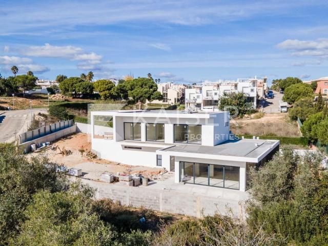 Moradia moderna de 4 3+1 quartos com piscina e garagem em 219m² Lagoa e carvoeiro