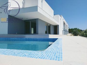 Moradia Moderna de alto padrão a estrear para venda. Localizada junto ao Amendoeira Golf Resort