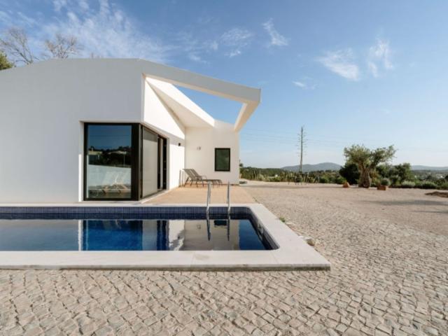 MORADIA MODERNA DE DOIS QUARTOS COM PISCINA E MAGNÍFICAS VISTAS PARA AS MONTANHAS NUM LOTE DE 11.015,00 M² PERTO DE TAVIRA E SANTA CATARINA