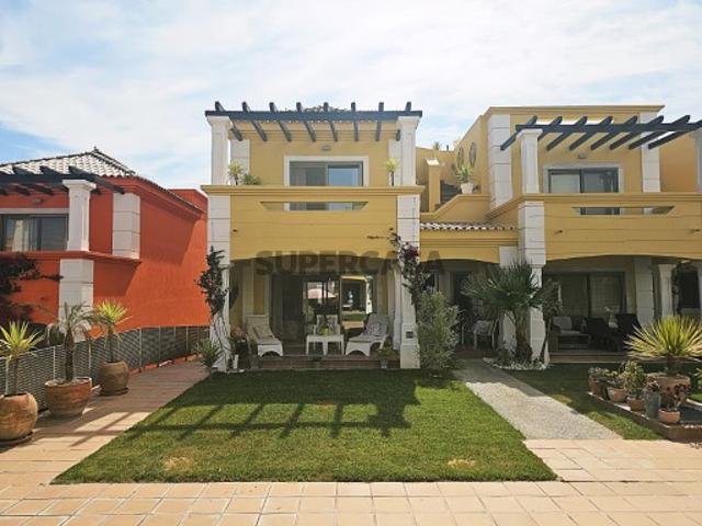 MORADIA MODERNA, DE ESTILO TRADICIONAL, COM TRÊS QUARTOS, NUM CONDOMÍNIO PRIVADO COM BELAS VISTAS PARA O PARQUE NATURAL DA RIA FORMOSA, O OCEANO ATLÂNTICO E A CIDADE CAMPESTRE ENVOLVENTE