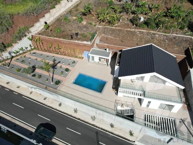 MORADIA MODERNA DE FRENTE PARA O MAR APENAS A UMA CURTA CAMINHADA DA PRAIA