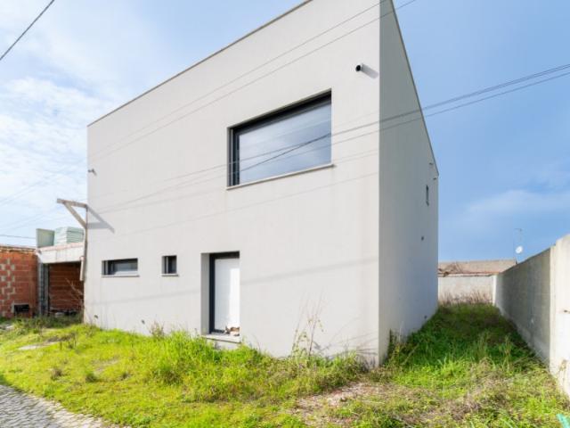 Moradia moderna em fase de construção entre Maiorga e Coz Alcobaça
