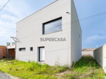 Moradia moderna em fase de construção entre Maiorga e Coz Alcobaça