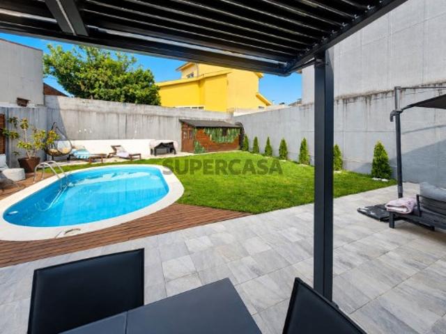 Moradia Moderna Renovada e Sofisticada em Matosinhos