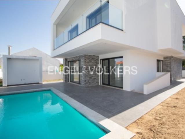 Moradia Moderna T4+2 com Piscina Perto de Lisboa Charneca da Caparica