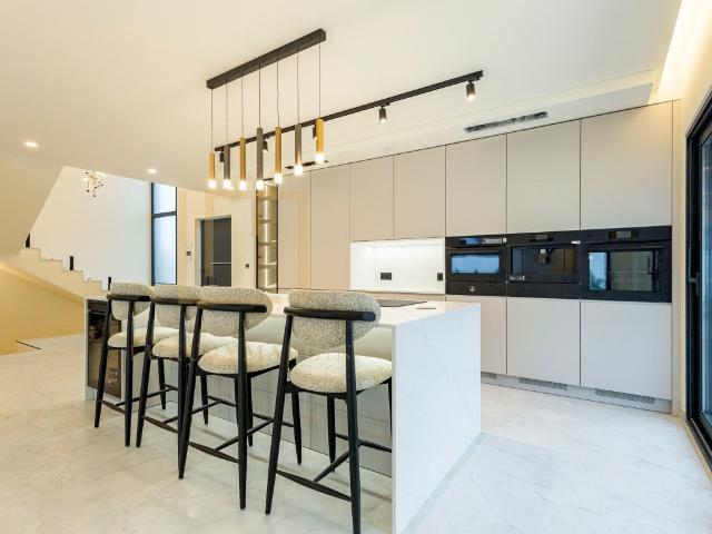 Moradia Moderna T4 com Piscina Aquecida e Sistema de Domótic. 264m² Alcabideche