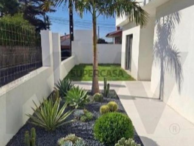 Moradia moderna T4 em Manique na fase final de construção com Piscina