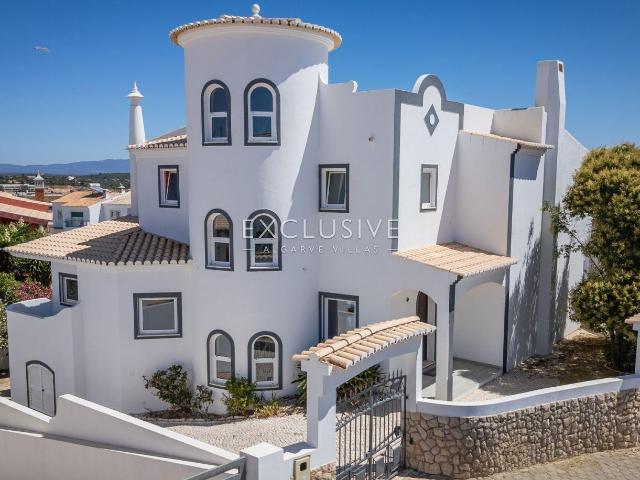 Moradia moderna totalmente renovada com vista para o mar no. 340m² Lagos