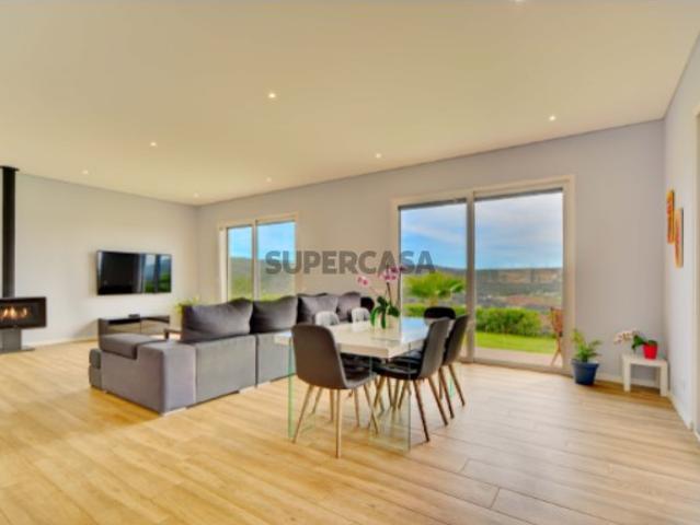 Moradia moderna térrea recém construída com garagem grande e vistas fantásticas