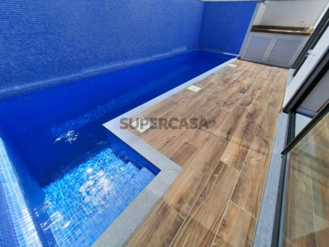 Moradia Moderna V3 com Piscina e Terraços com Vista para a Ria Formosa