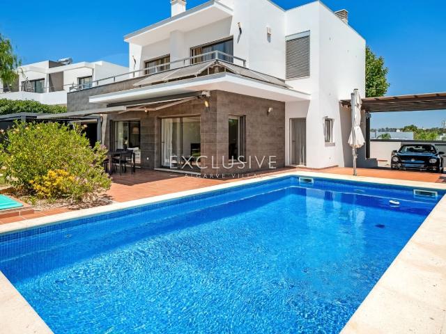 Moradia moderna V4, piscina e painéis solares e fotovoltaico. 175m² Armação de pêra