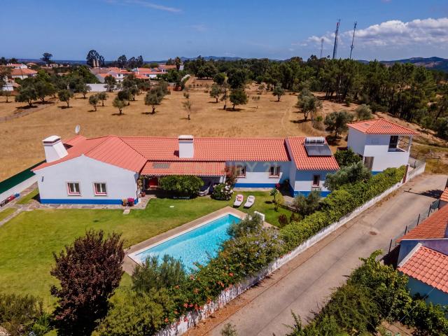 Moradia na Costa Alentejana de 4 Quartos e Arquitetura Tradicional com Piscina e Jardim – Odemira