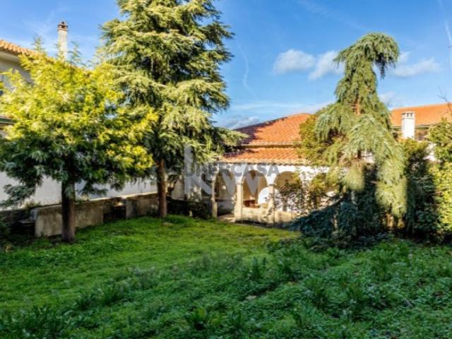 Moradia na Vila Madeiro com Terreno e muita Historia !