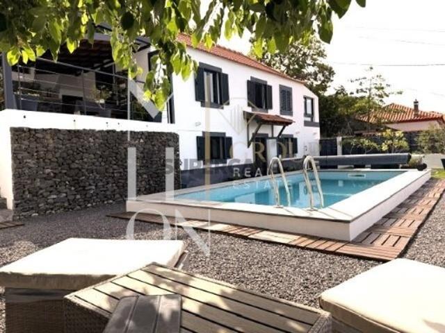 Moradia no Arco da Calheta com piscina, jardins e vista mar
