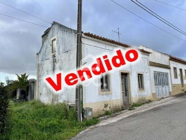 Moradia no Casal do Aguiar, para recuperar