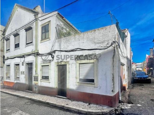 Moradia no Centro! 2 Pisos, Sótão e Garagem para remodelar