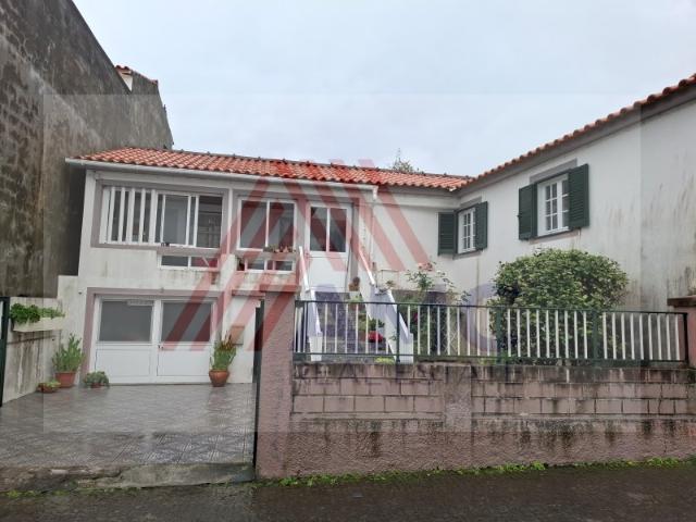 MORADIA NO CENTRO DA VILA DA MADALENA PICO