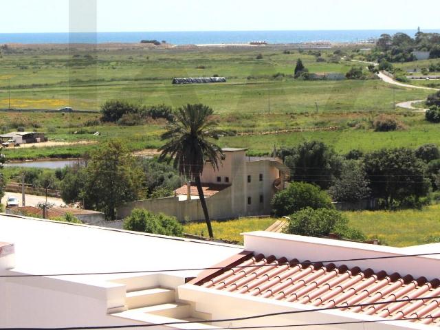Moradia no centro da Vila de Pêra, terraço panorâmico com vista mar!