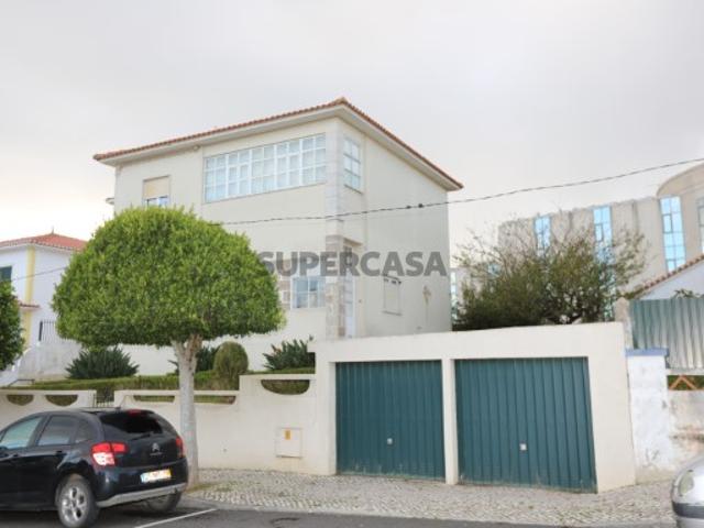 Moradia no Centro de Mafra com 2 Pisos e 2 Garagens