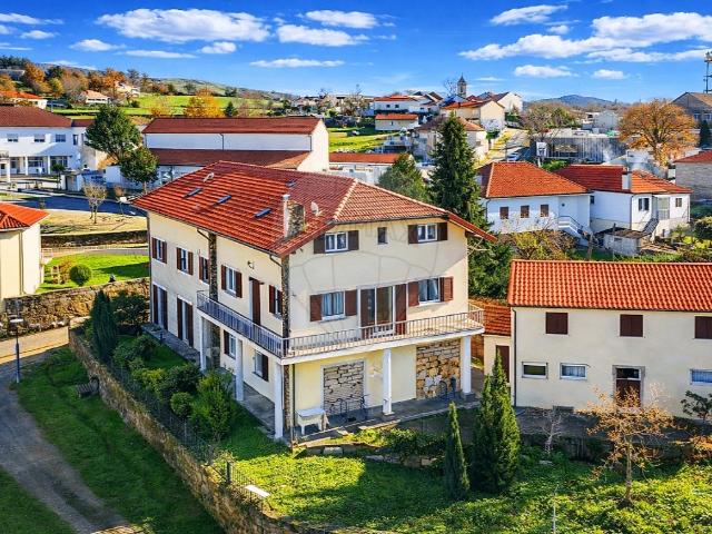 Moradia no Centro de Salto com 4 Suítes, 7 Quartos e Jardim. 0m² Salto
