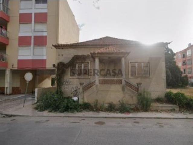 Moradia no centro do Pinhal Novo / Viabilidade de construção de um prédio