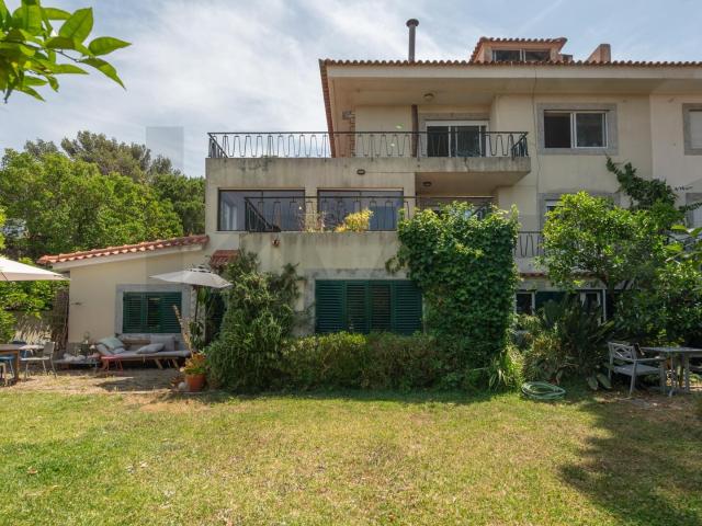 Moradia no Restelo para remodelação, com vista rio/mar, varandas espaçosas e jardim soalheiro