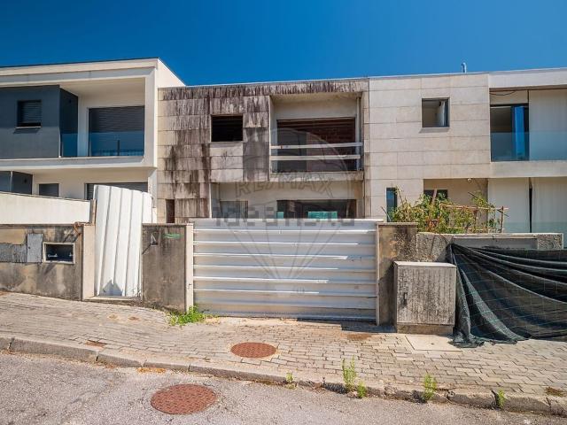 Moradia, Nogueiró e Tenões