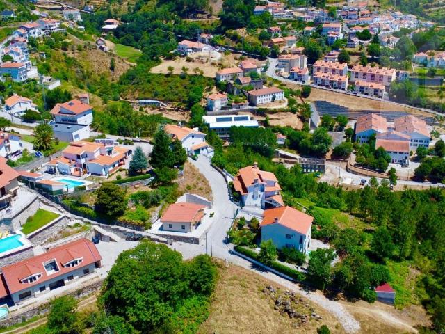 Moradia Nova com Acabamentos de Alta Qualidade na Vila Encantadora de Loriga
