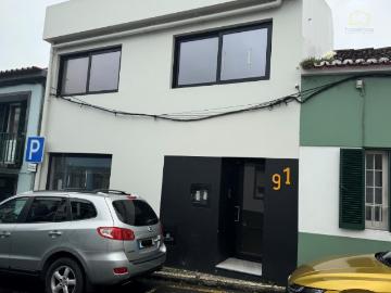 Moradia Nova com Duas Suites e Amplo Quintal. Fajã de Cima