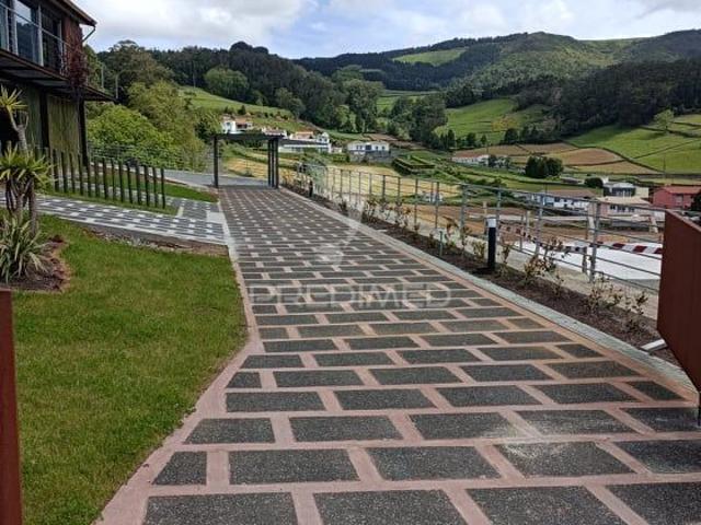 Moradia Nova com Piscina em Zona Tranquila – Angra do Heroísmo