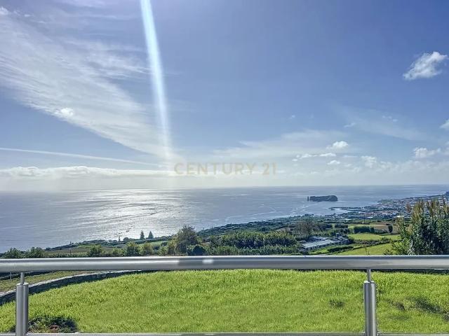 Moradia Nova com Vista Inigualável para o Ilhéu de Vila Franca do Campo e o Mar!