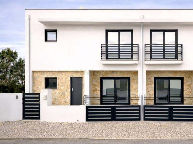 Moradia nova geminada em construção na Maçã em Sesimbra
