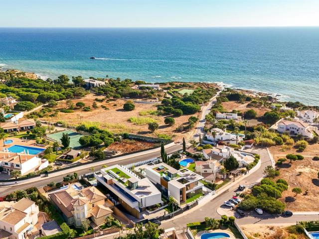 Moradia nova de luxo com vista mar a 250 metros da praia, ve. 543m² Guia