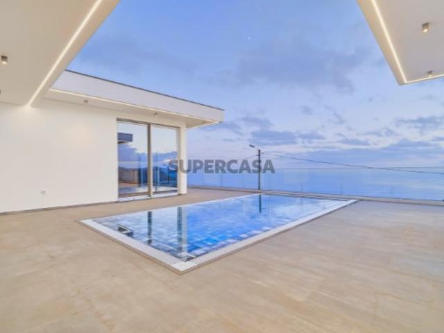 Moradia nova e térrea, com três suites, piscina aquecida e excelentes espaços exterior