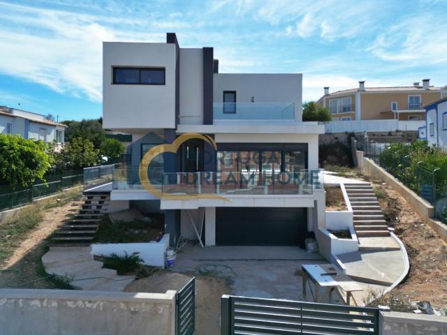 Moradia nova, em fase de acabamentos, com linhas modernas, para venda em Albufeira