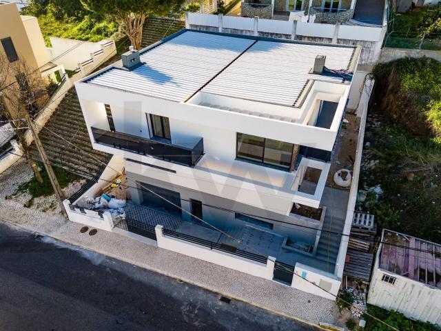 MORADIA NOVA EM ODIVELAS, T5 COM DUAS SUITES PISCINA E GARAGEM PARA DUAS VIATURAS