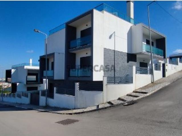 Moradia Nova Isolada com Piscina
