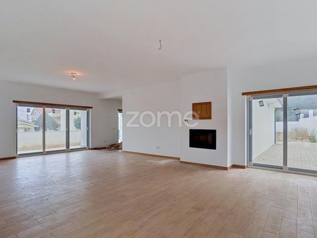 MORADIA NOVA | JARDIM | 233m2 | LOUSÃ