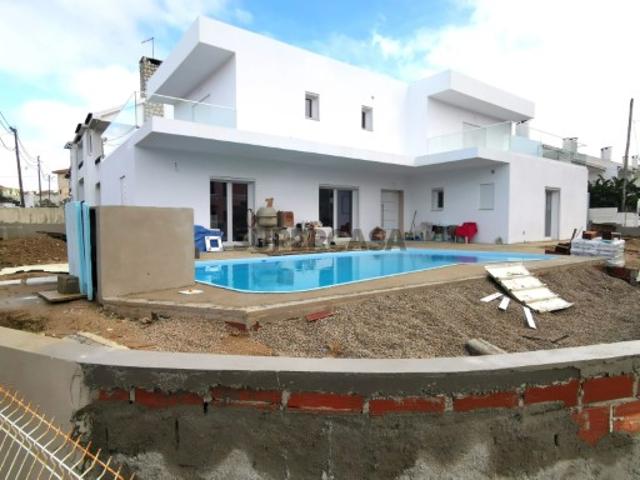 Moradia nova T4 3 suites Charneca de Caparica com piscina, a 500 mts das praias Costa Caparica