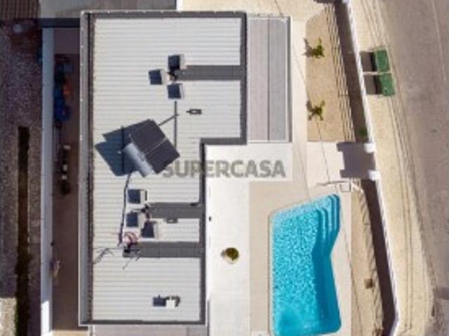 Moradia nova T4 3 suites Charneca de Caparica com piscina, a 500 mts das praias Costa Caparica