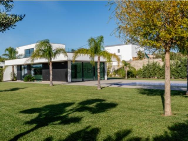 Moradia Nova T4 + 1 com garagem, piscina e terreno de 2 211 m²