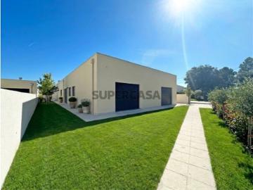 Moradia Nova T4 C/ 3 Suites e Piscina Azeitão