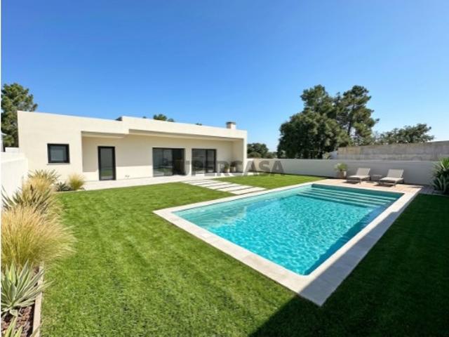 Moradia Nova T4 C/ 3 Suites e Piscina Azeitão