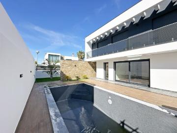 Moradia Nova T4 C/ 3 Suites e Piscina Azeitão *PRONTA