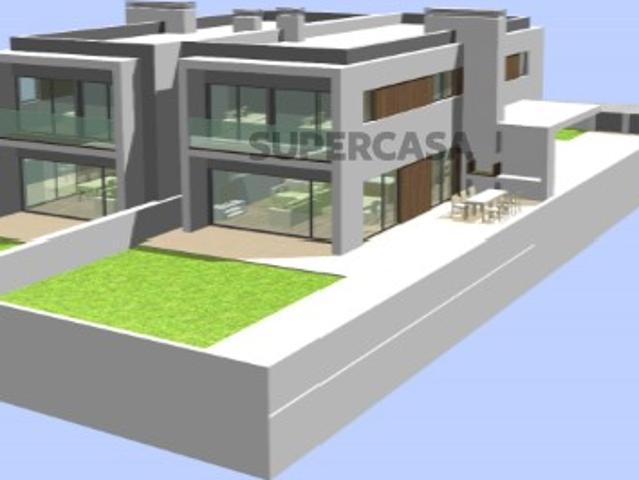 Moradia Nova T4 com garagem e quintal a poucos minutos de Santa Cruz