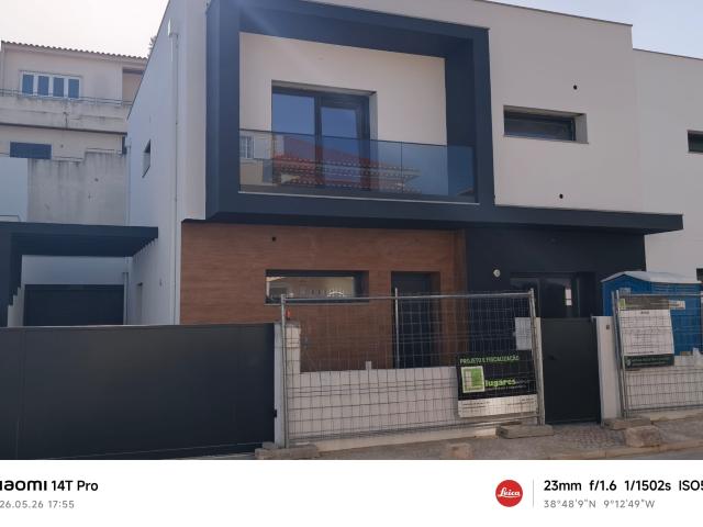 Moradia Nova T4 em Banda com Rooftop, Jardim, Garagem e Vista Desafogada sobre Lisboa em Famões