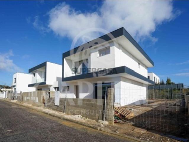 Moradia Nova V3 com Piscina Pronta a Estrear Abrunheira