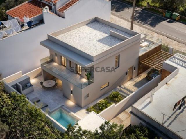 Moradia nova v4 com logradouro e piscina perto de Loulé