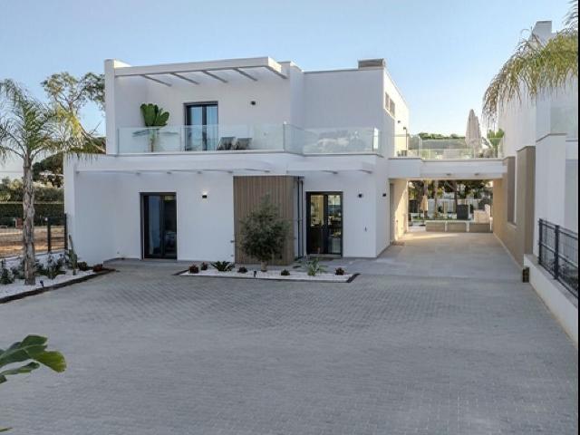 Moradia novinha em folha, perto campo de golfe e praia, nas. 160m² Quarteira