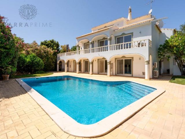 Moradia Augusta com 5 Quartos, Jardim e Piscina Privativa em. 0m² Boliqueime